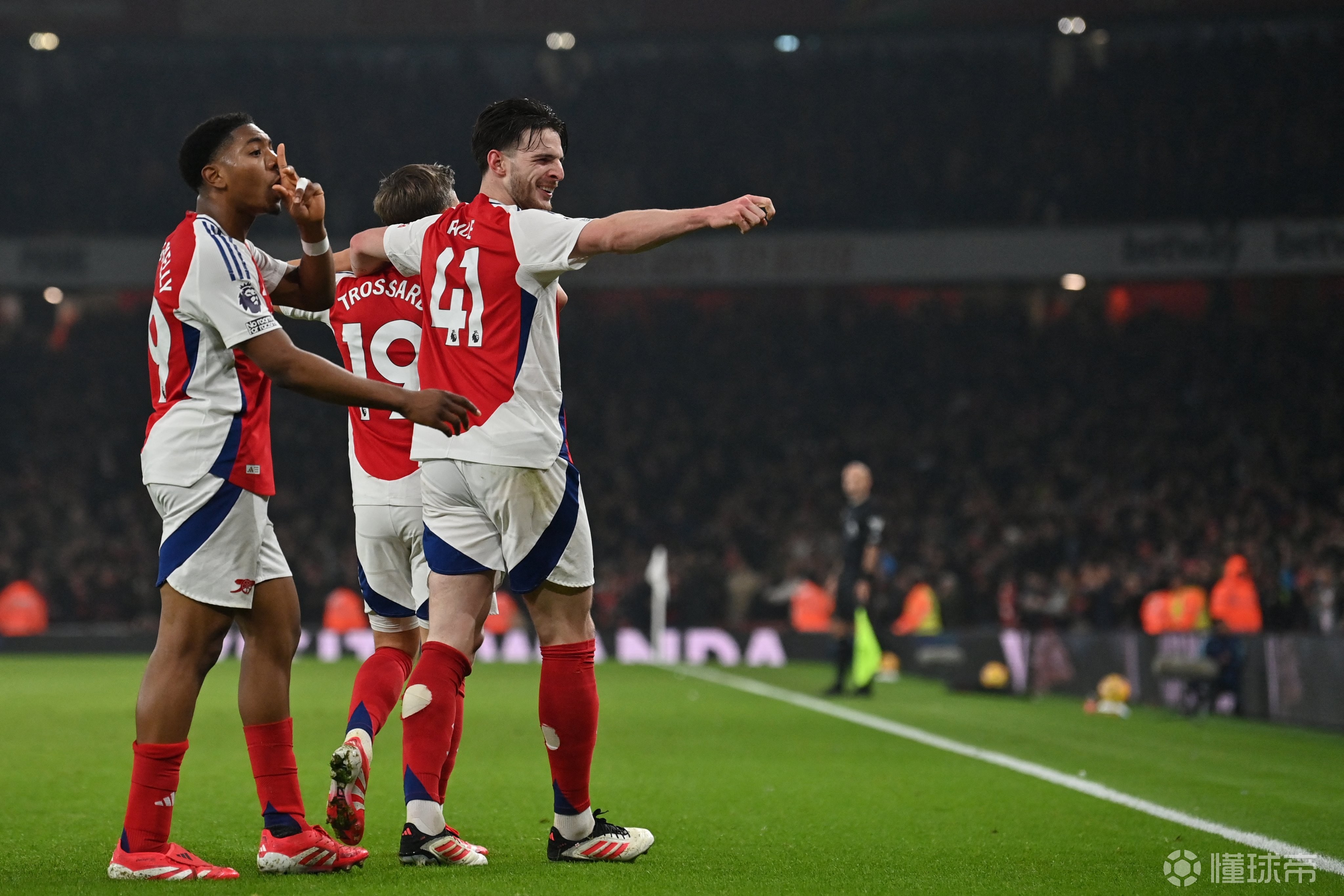 乐动体育-曼联成功晋级欧冠八强，士气高涨